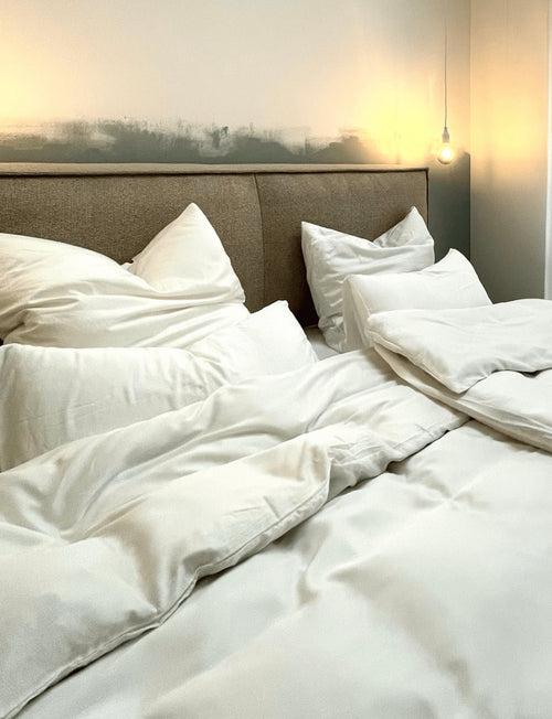 Weiße Eukalyptus Bettwäsche im Set in Schlafzimmer frisch bezogen