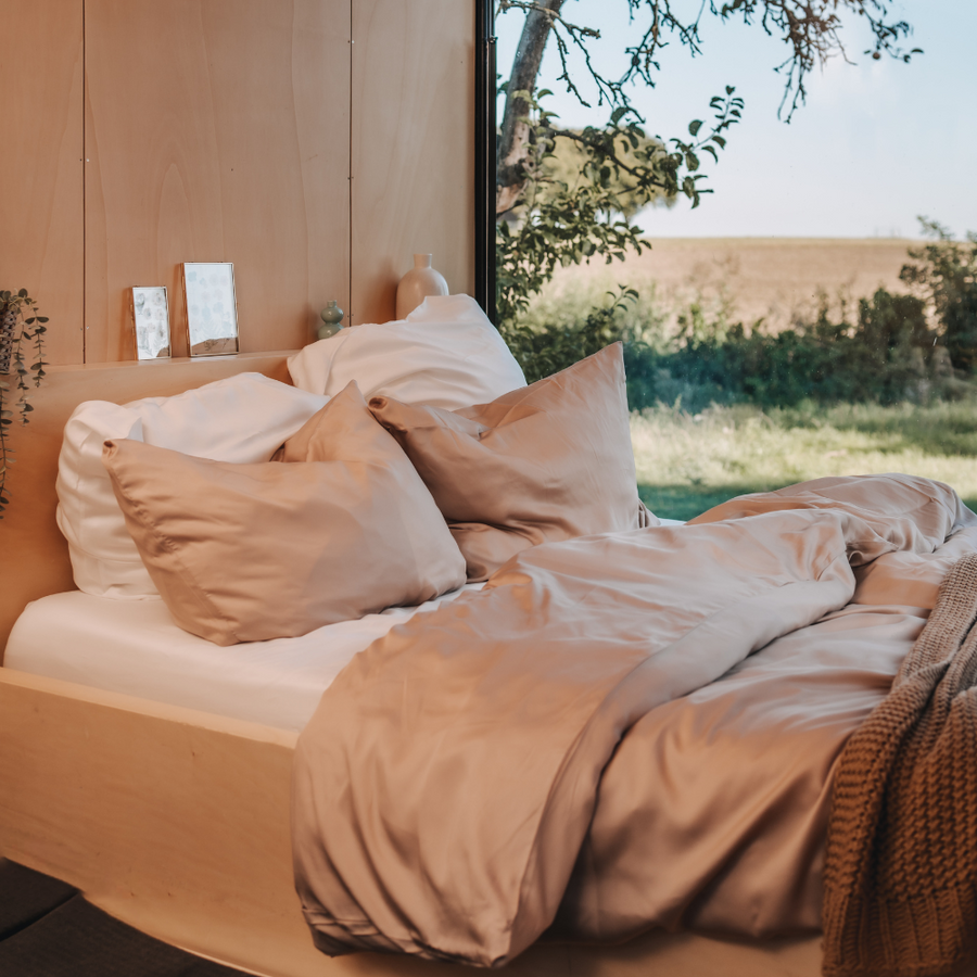 Lyocell Bettwäsche mit Eukalyptus Zellstoff aus 100% Tencel auf Bett mit Feldblick