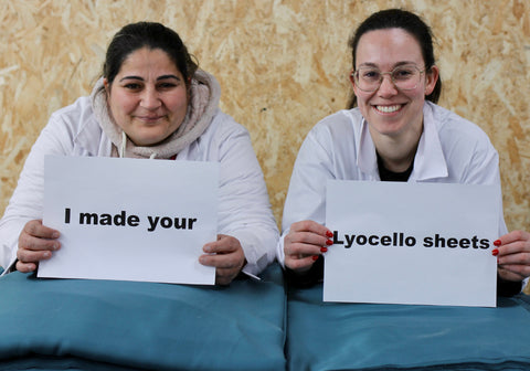 Zwei Arbeiterinnen mit Schild auf Lyocell Bettwäsche