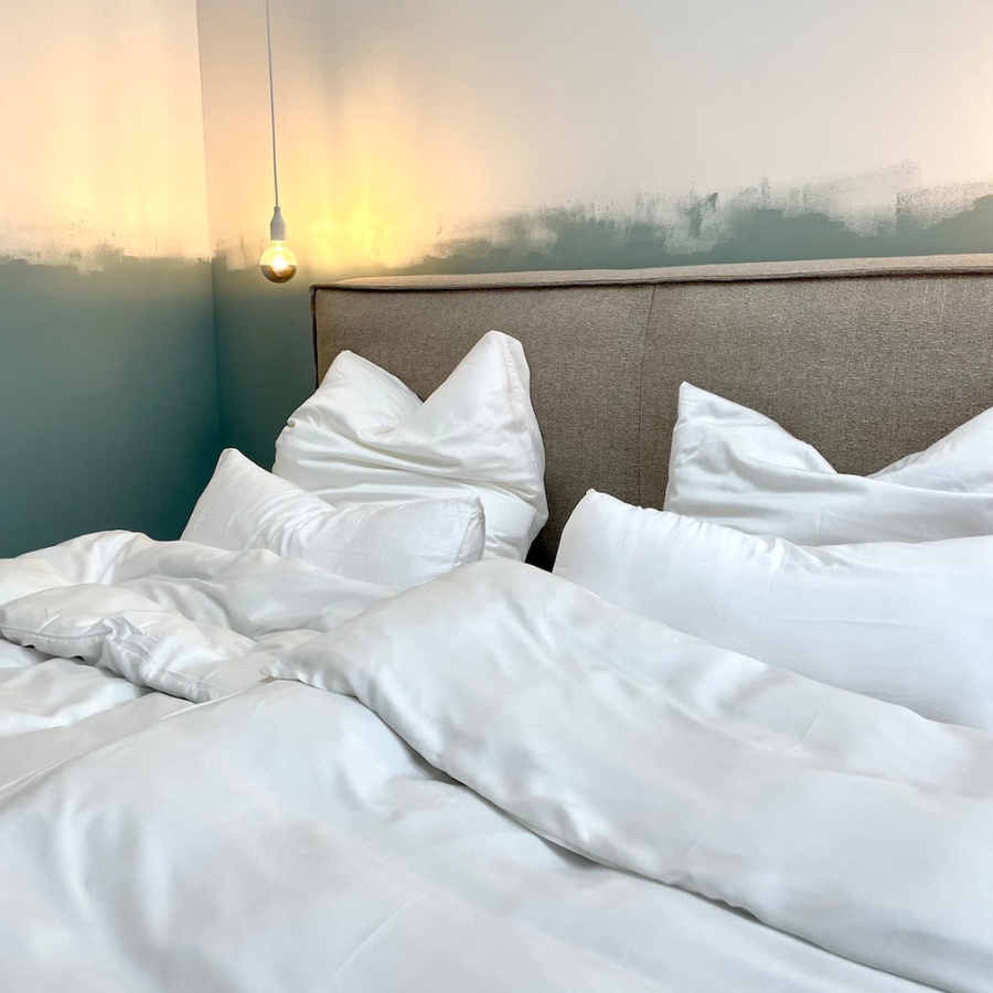 Lyocell Bettwäsche Set mit Eukalyptus Zellstoff aus 100% Tencel in Weiß in hellem Schlafzimmer